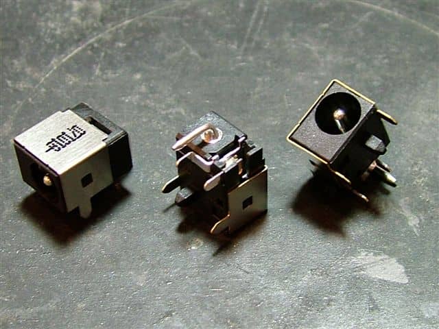 thay-chan-sac-laptop-2