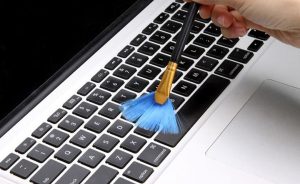 Vệ sinh bàn phím laptop