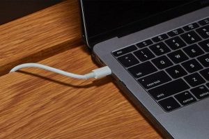 Vừa sạc pin vừa dùng laptop có bị hư pin không?