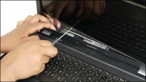 Màn hình laptop đổi màu liên tục: Nguyên nhân và cách khắc phục