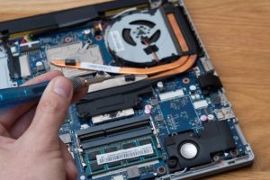 Hướng dẫn cách vệ sinh quạt tản nhiệt laptop tại nhà